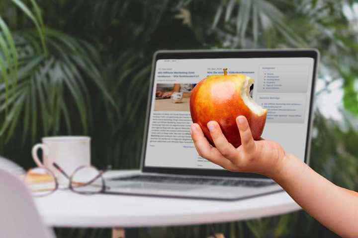 Mac Server Hosting: dargestellt durch eine Hand, die einen Apfel hält