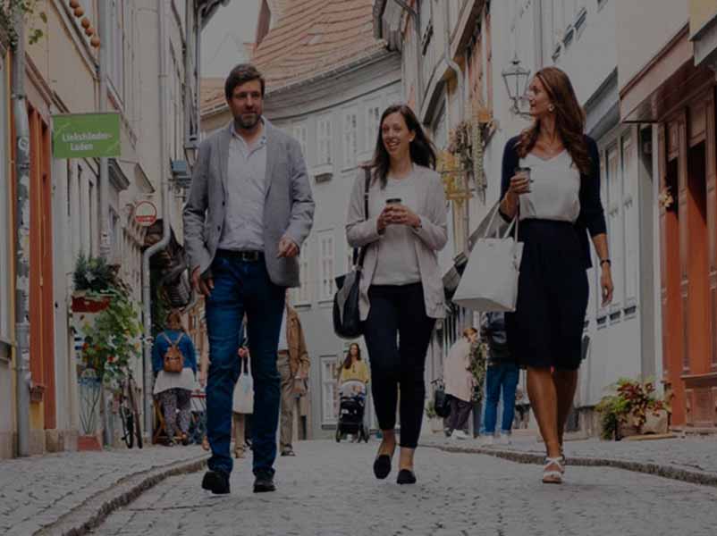 Berufseinsteiger laufen über die Erfurter Krämerbrücke