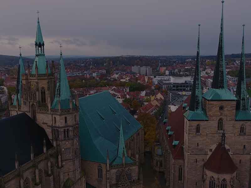 Serverstandort Deutschland - dargestellt durch einen Flug über dem Erfurter Dom und der Stadt in Deutschland