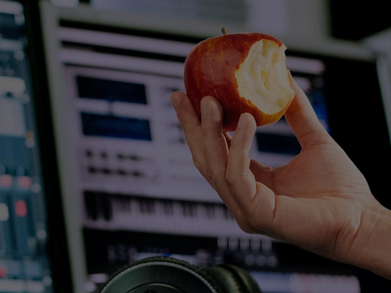 Mac Server Hosting: dargestellt durch eine Hand, die einen Apfel hält