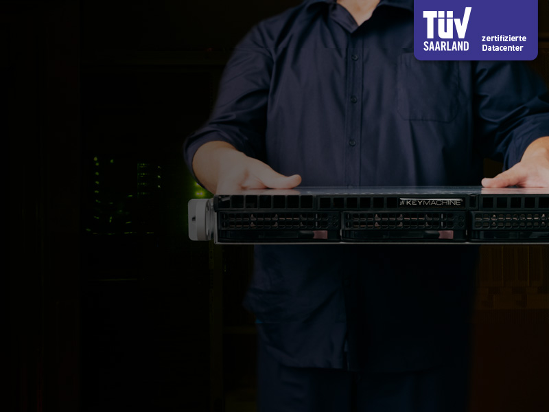 Root Server mieten: Jemand hält einen Root Server in seinen Händen