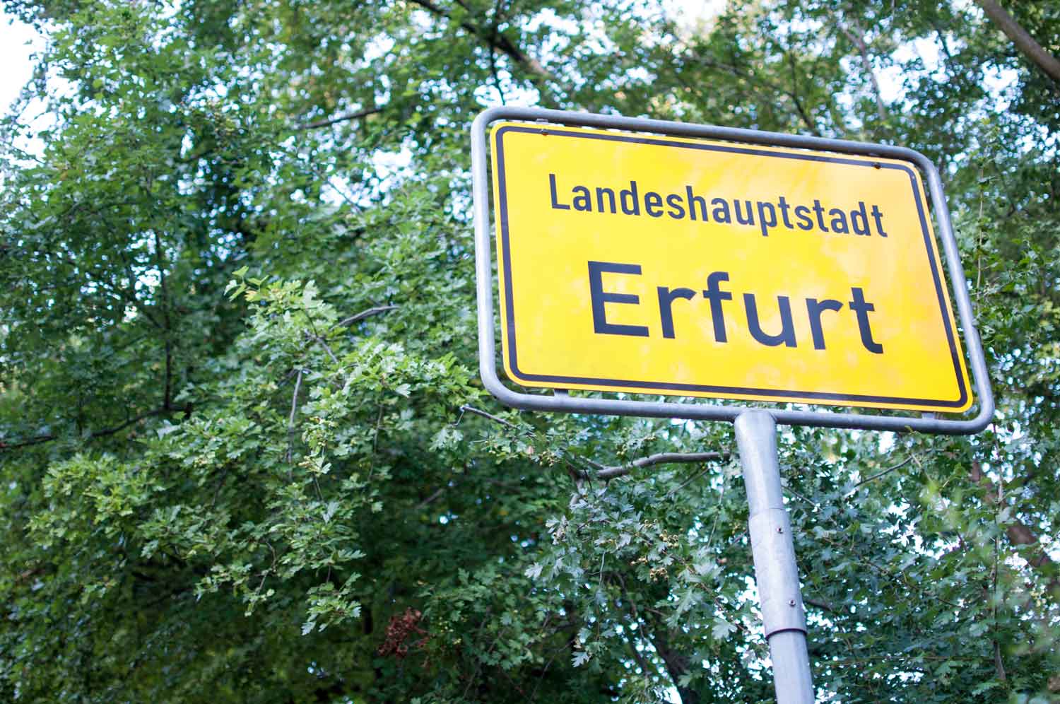 Ortsschild der Landeshauptstadt Erfurt als Symbol für Hosting in deutschen Rechenzentren