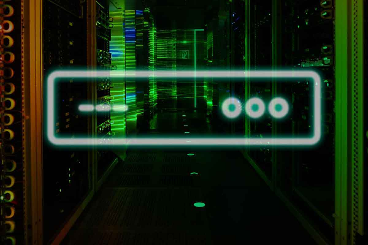 Virtueller Server - schemenhaft dargestellt - vor einem Rechenzentrum
