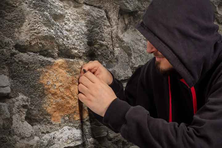 Jemand überwindet eine schützende Mauer